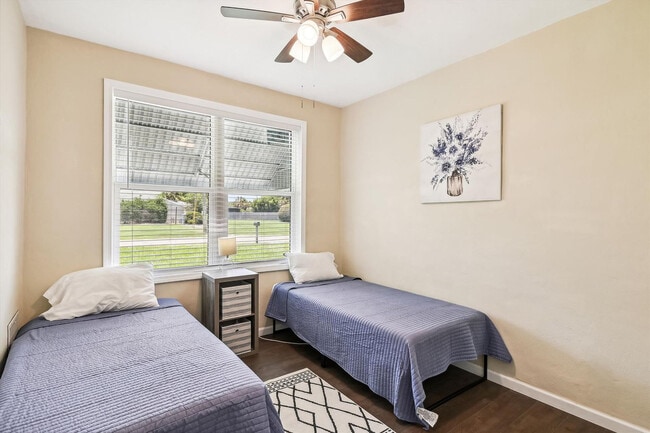 Building Photo - 300 Mercedes Ave