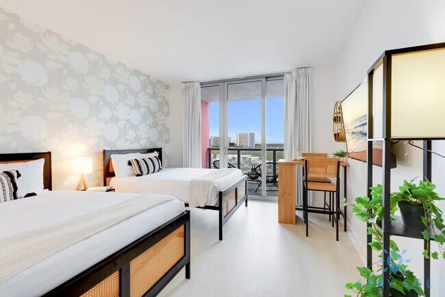 Building Photo - 2602 E Hallandale Beach Blvd