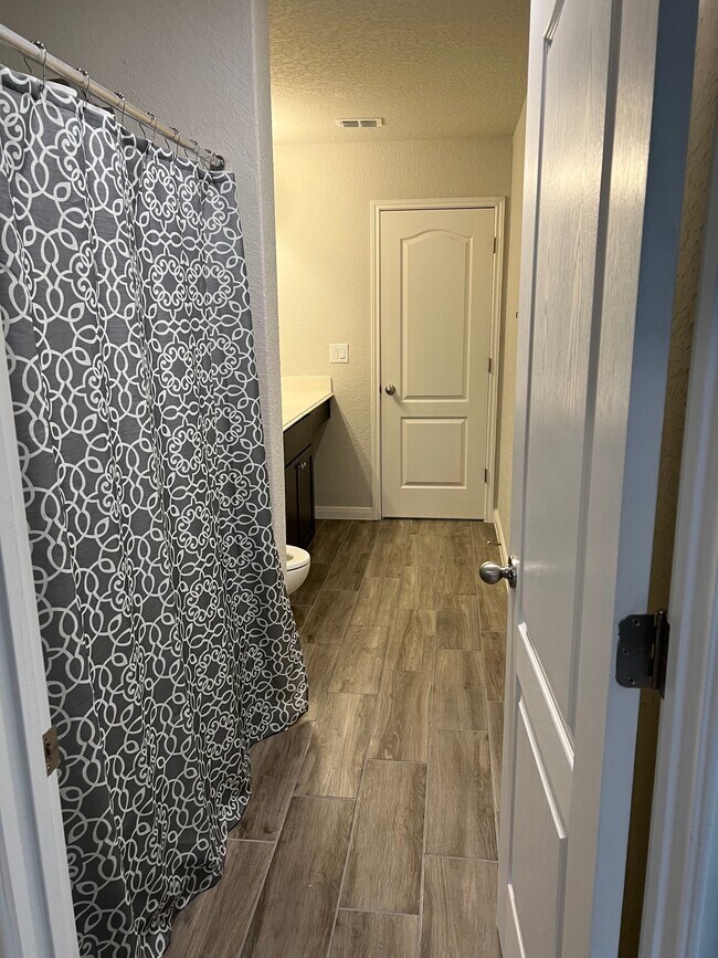 Building Photo - 525 Sentry Valley St