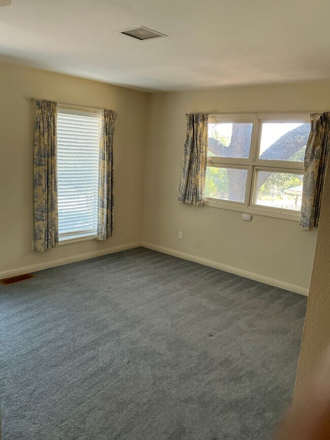 Building Photo - Spacious 3/2.5 Home with Office+Den Neighb...