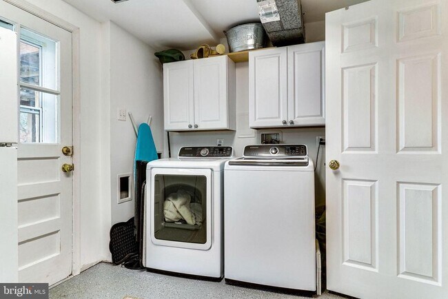 Building Photo - 6519 Engel Dr