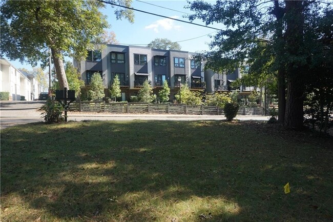 Building Photo - 2210 Lenox Rd NE