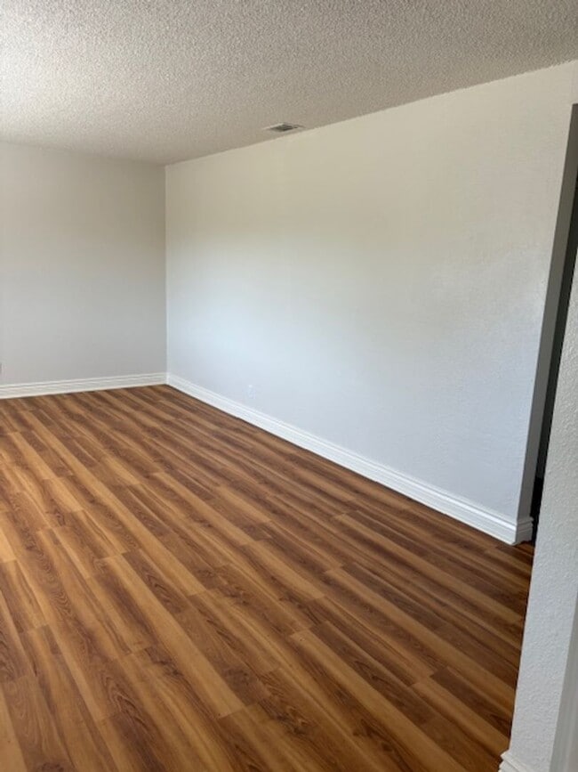 Building Photo - Beautiful 3 Bedroom, 1 Bathroom house
