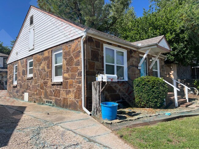 Building Photo - Charming 2 Bedroom