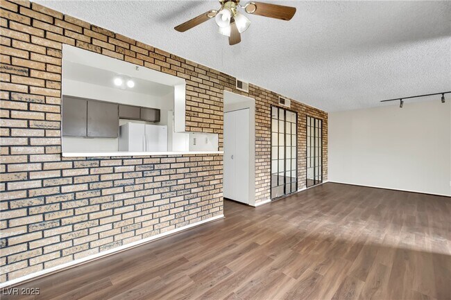 Building Photo - 1417 Hialeah Dr
