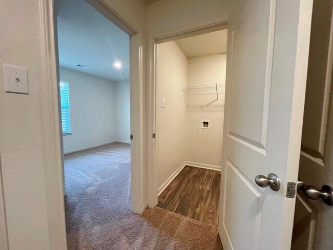 Building Photo - 305 Cres Park Dr