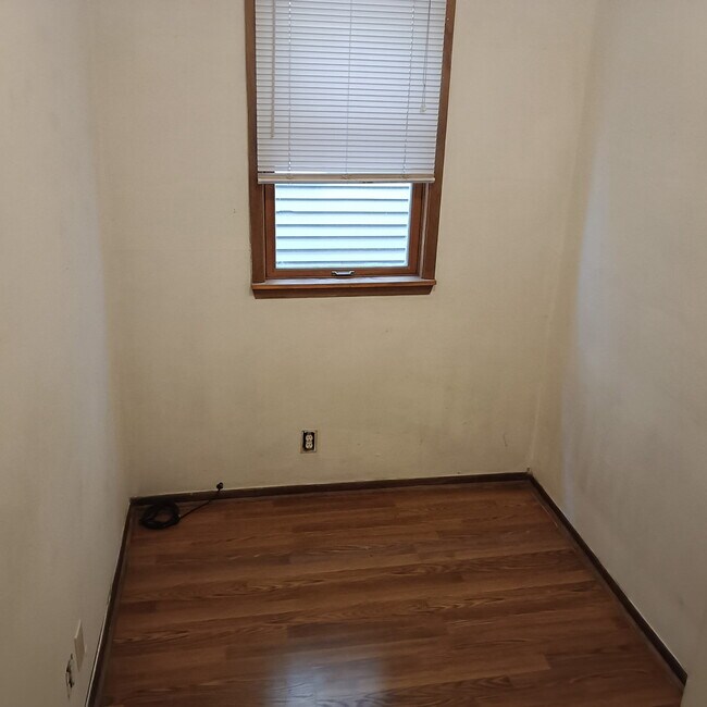 Building Photo - 1440 W Barry Ave