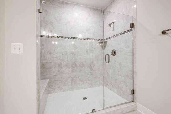 Building Photo - Updated 3br/2.5ba Condo Townhome Alexandria Walk to Metro