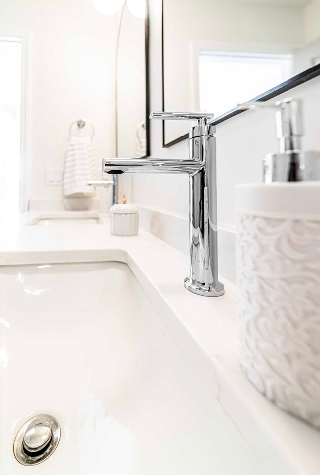 Building Photo - 14550 South Ave