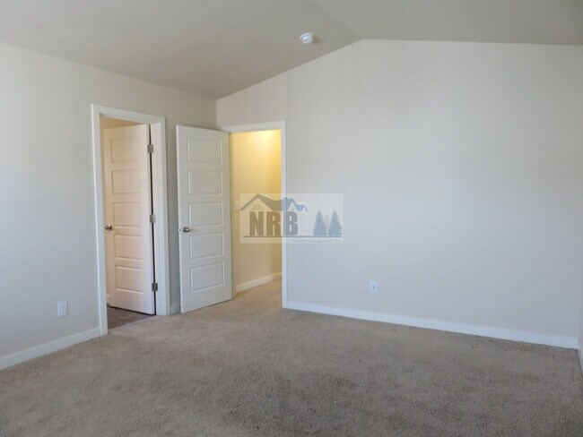 Building Photo - Stunning 3 bd House located in a Gated Community of Puyallup!