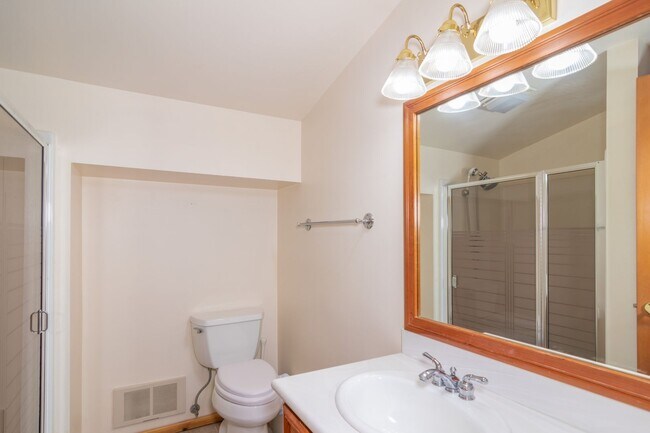 Building Photo - Luxury secondary Lake Property offering 3 beds 2.5 baths and bonus space