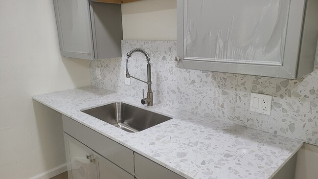 beautiful kitchen, quartz countertops - 1805 N Madelyn Ave