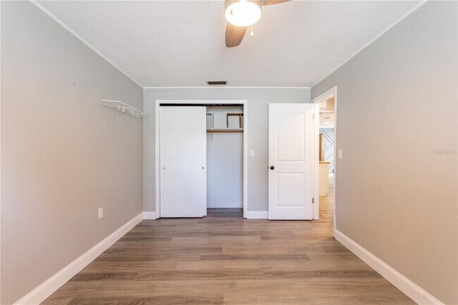 Building Photo - 2021 Valley Dr