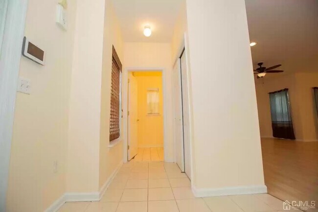 Building Photo - 45 Forest Dr