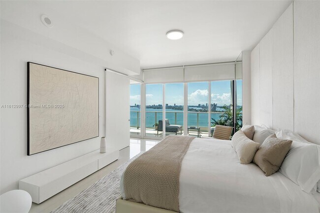 Building Photo - 2020 N Bayshore Dr