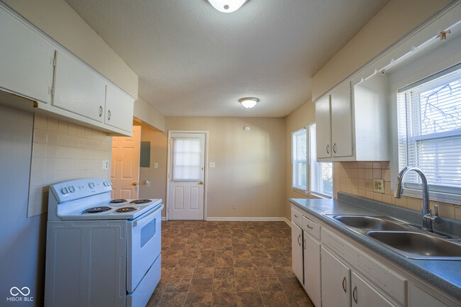 Building Photo - 136 S Webster Ave