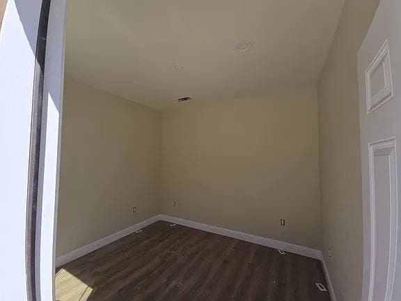 Building Photo - Cozy, comfortable and large living space for a family