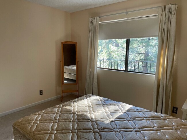Building Photo - 2 bedroom condo with carport, pool and hot tub access