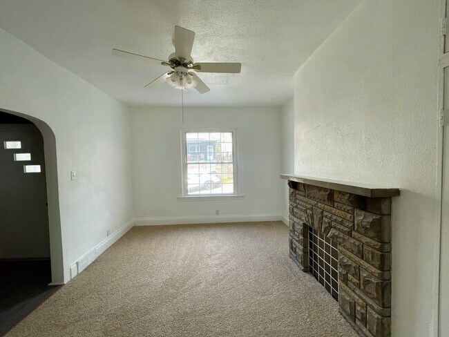 Building Photo - 4 bed 3 bath - Brighton Heights - HUGE house, large rooms, spacious kitchen