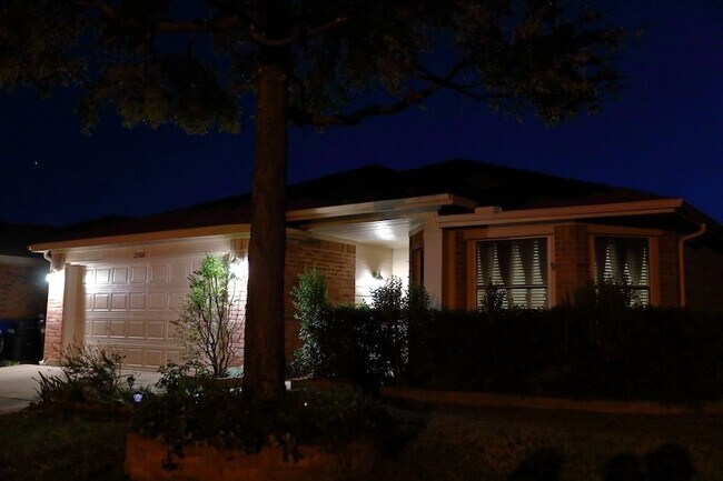 Building Photo - 2900 Bluffs Ct