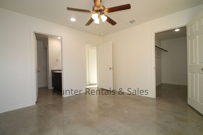 Building Photo - Exceptional 3 Bedroom Heights Duplex