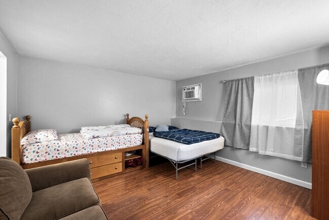 Building Photo - 11 Gibbs St