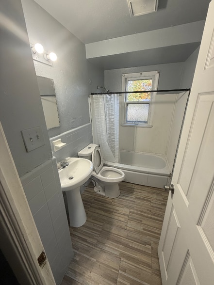 Building Photo - 10112 Cloverdale Dr