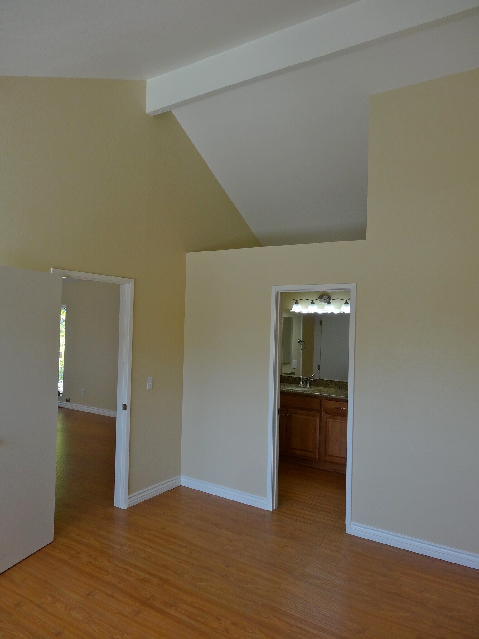 Vaulted ceiling in bedroom - 26701 Quail Crk