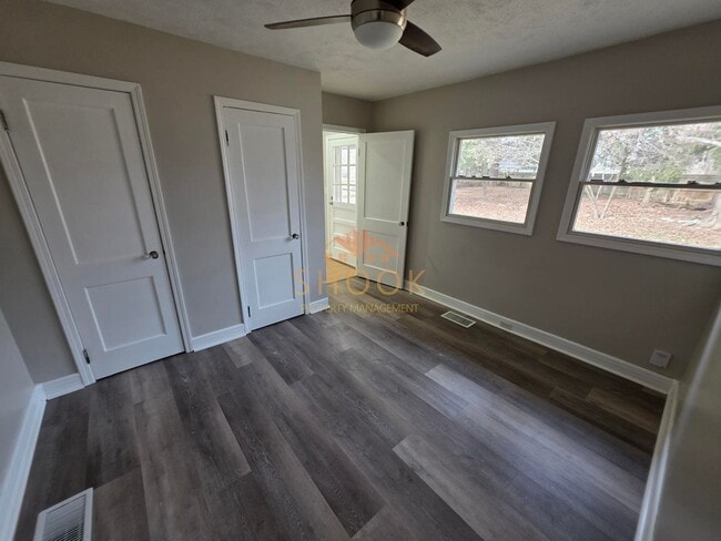 Building Photo - / MOVE IN SPECIAL / SIGN YOUR LEASE BY THE END OF MARCH 15 AND GET A $500 CREDIT! UPDATED RANCH C...