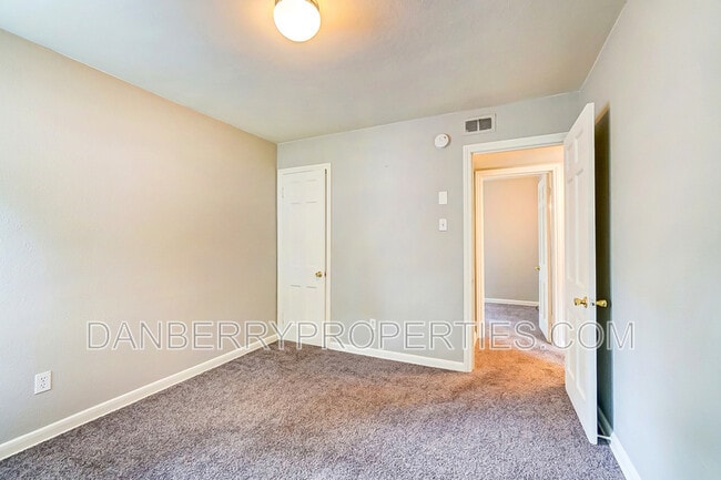 Building Photo - 833 Turner Ave