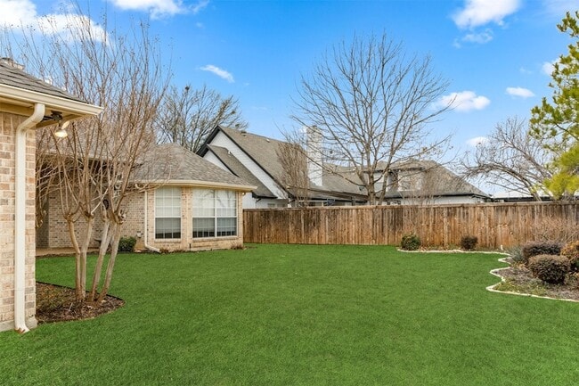 Building Photo - 118 W Greenbriar Ln