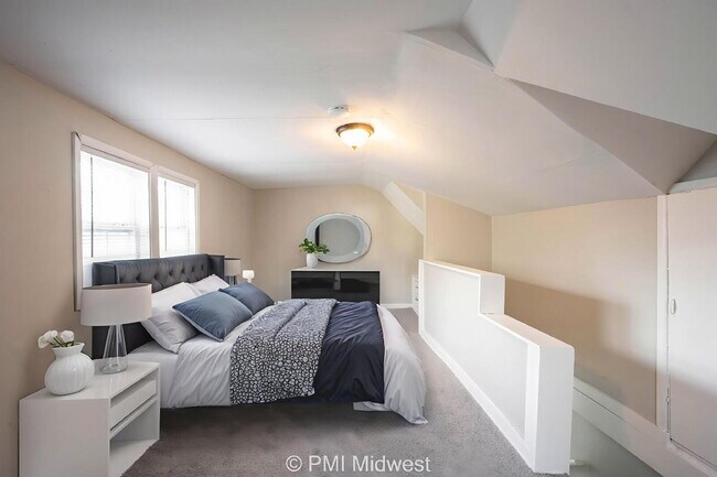 Building Photo - "Charming 3-Bedroom Haven with Spacious Living in Indianapolis – 2,190 Sq Ft of Comfort!"