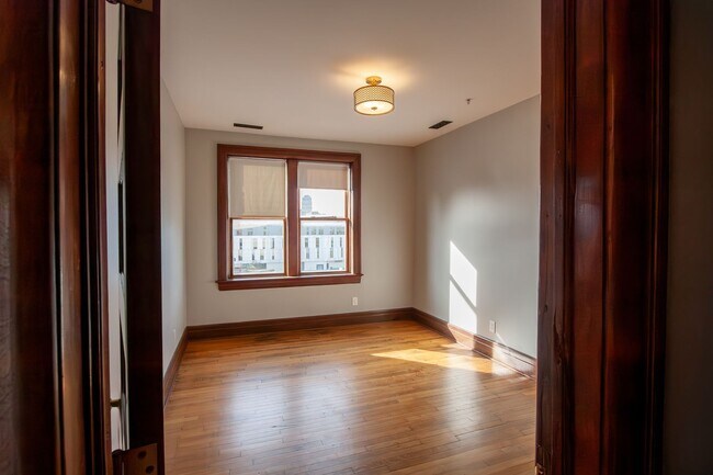 Building Photo - Beautiful 2 Bedroom Renovated Apartment Wa...