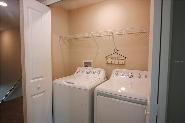 Building Photo - 812 Royal Empress Dr