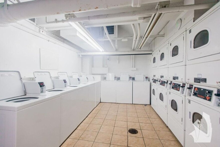 Building Photo - 5600 N Sheridan Rd