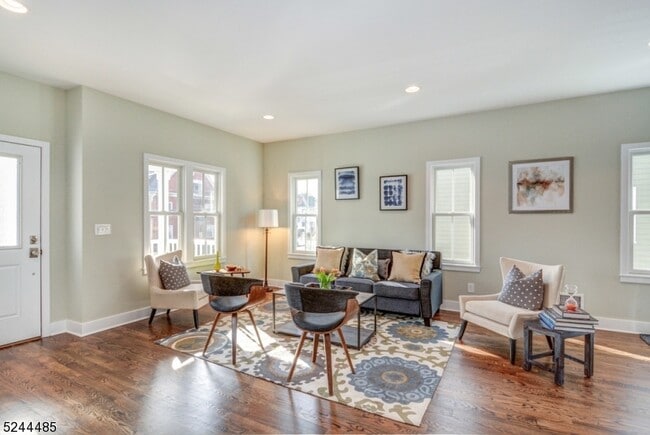 Building Photo - 92 Grove St