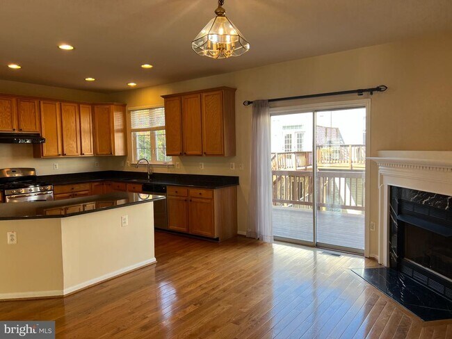 Building Photo - 8818 Royal Doulton Ln