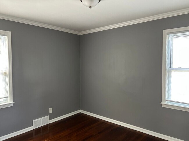 Building Photo - Spacious 3-Bedroom, 2-Bath House in South Euclid