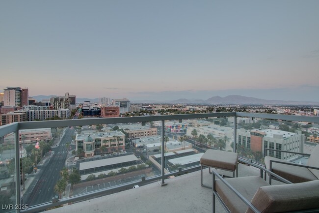Building Photo - 900 S Las Vegas Blvd