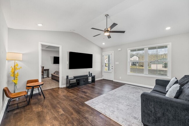 Building Photo - 3 Bedroom 2 Full Bath Home For Rent near Post!