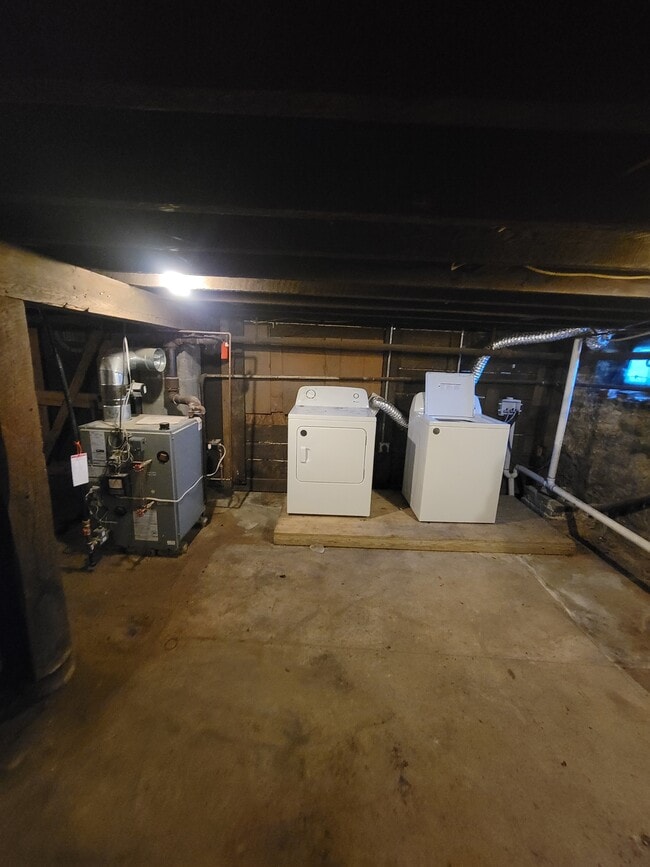 Building Photo - 603 E Spruce St