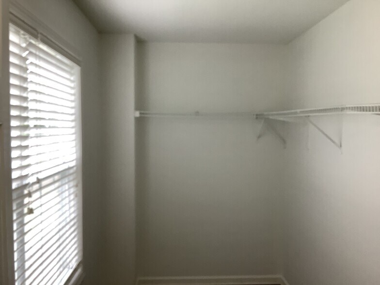 Building Photo - 2106 Forest Edge Dr