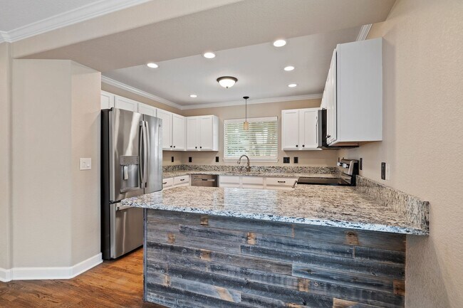 Building Photo - 5 Bed 3.5 Bath Home in Maple Hills Available Now!!