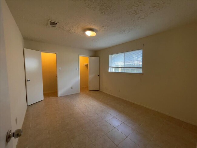 Building Photo - 4502 Mossygate Dr