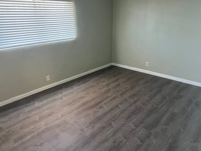 Building Photo - 2 Bedroom 1 Bath In Central Las Vegas