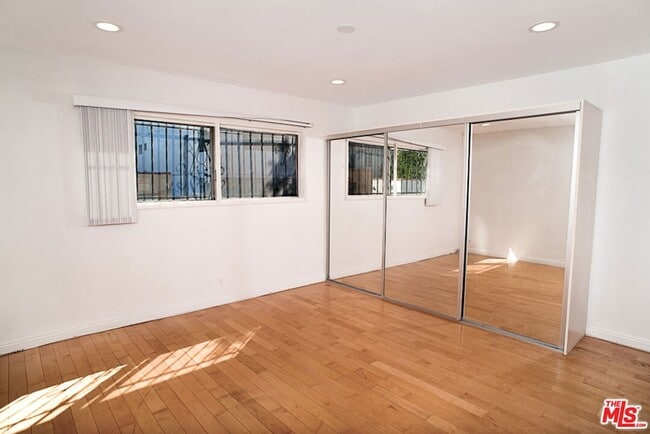 Building Photo - 416 N Oakhurst Dr