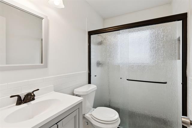 Building Photo - 416 N Oak St