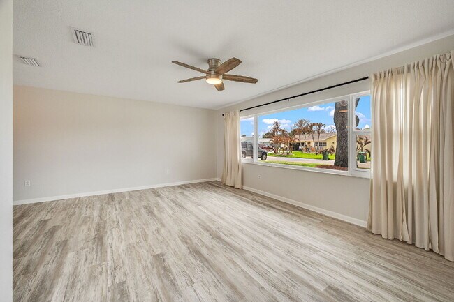 Building Photo - Beautiful 4 bedroom, 2 bathroom in Satellite Beach! NO HOA!!