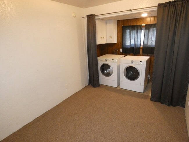 Building Photo - Cozy Cute on the West Side