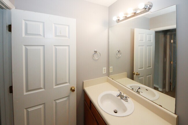 Building Photo - 5689 Strathmoor Manor Cir